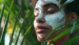 Donna con una maschera facciale rilassante, evidenziando i benefici del trattamento per la cura della pelle e promuovendo una routine di bellezza rigenerante