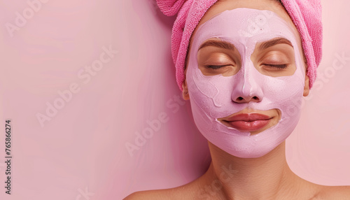 Donna con una maschera facciale rilassante, evidenziando i benefici del trattamento per la cura della pelle e promuovendo una routine di bellezza rigenerante photo