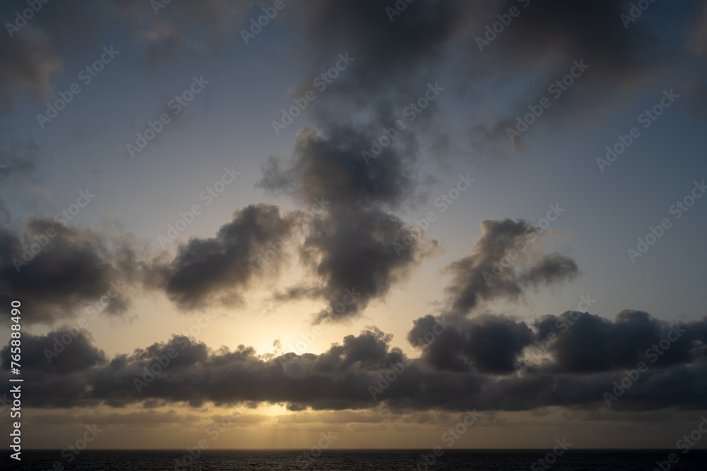 Meerlandschaft mit fantastischen Wolken und aufgehender Sonne