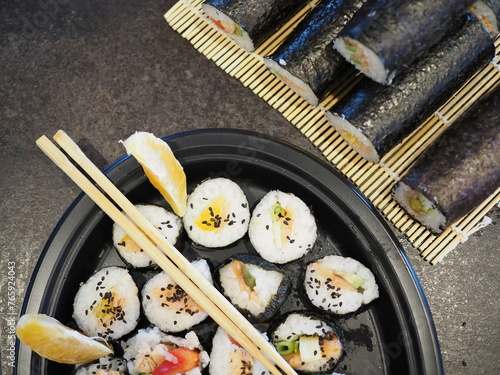 Sushi rolki z pałeczkami