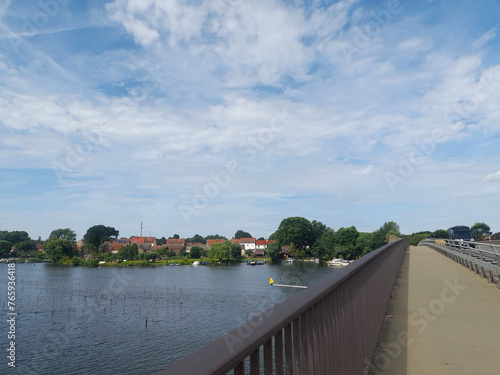 Blick von Brücke auf See und Dorf