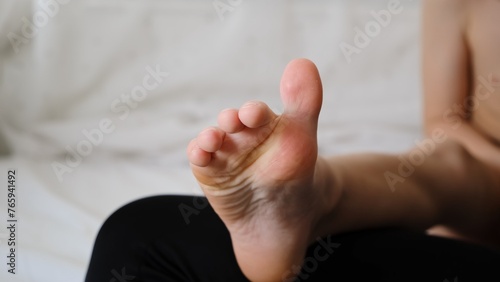 Canvastavla The child shows a thumbs up on his foot
