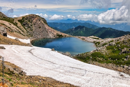 残雪の白山の翠ヶ池