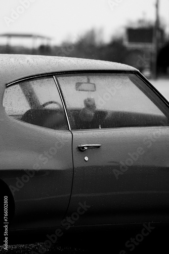Papier peint blue pontiac sitting in the rain