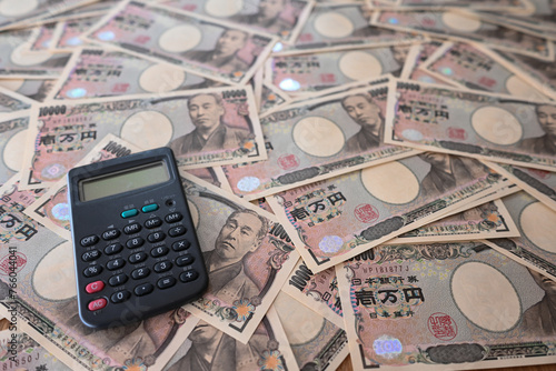 大量の一万円札と電卓　10,000 yen bills and calculator