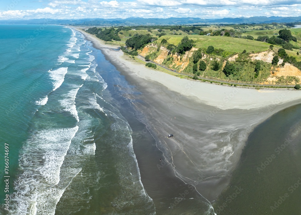 Φωτογραφία Aerial: Estuary, pohutukawa grove and sandy coastline ofWaiotahe, Ōpōtiki, Bay of Plenty, New Zealand