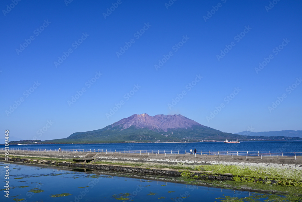 Naklejka premium 水路の先の海に浮かぶ桜島