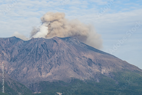 噴煙を上げる火山