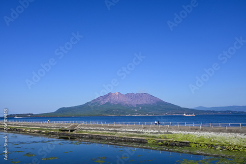 水路の先の海に浮かぶ桜島