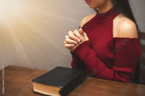 Christian woman sitting and praying To praise the great God.