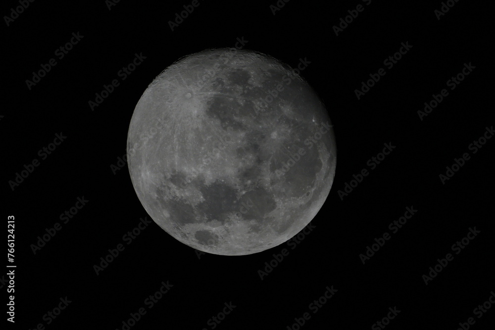 The Moon is Earth's only natural satellite and is the fifth-largest satellite in the solar system. |月亮 The Moon is Earth's only natural satellite and is the fifth-largest satellite in the solar system. |月亮