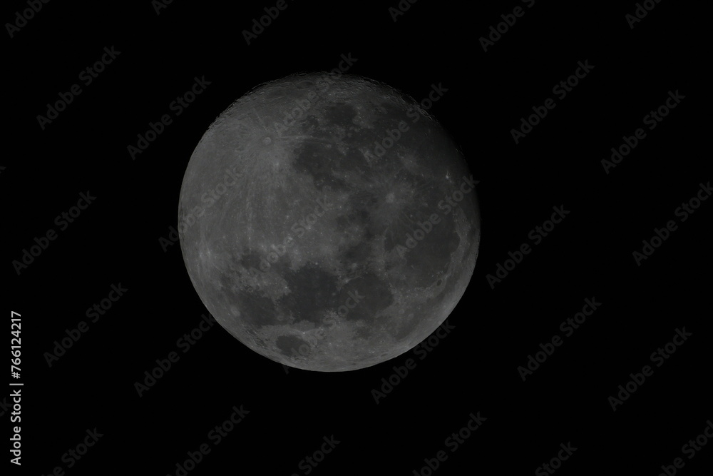 The Moon is Earth's only natural satellite and is the fifth-largest satellite in the solar system. |月亮 The Moon is Earth's only natural satellite and is the fifth-largest satellite in the solar system. |月亮