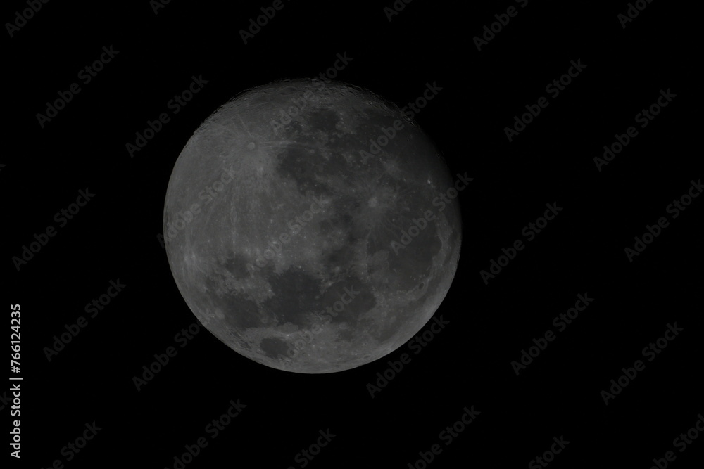 The Moon is Earth's only natural satellite and is the fifth-largest satellite in the solar system. |月亮 The Moon is Earth's only natural satellite and is the fifth-largest satellite in the solar system. |月亮