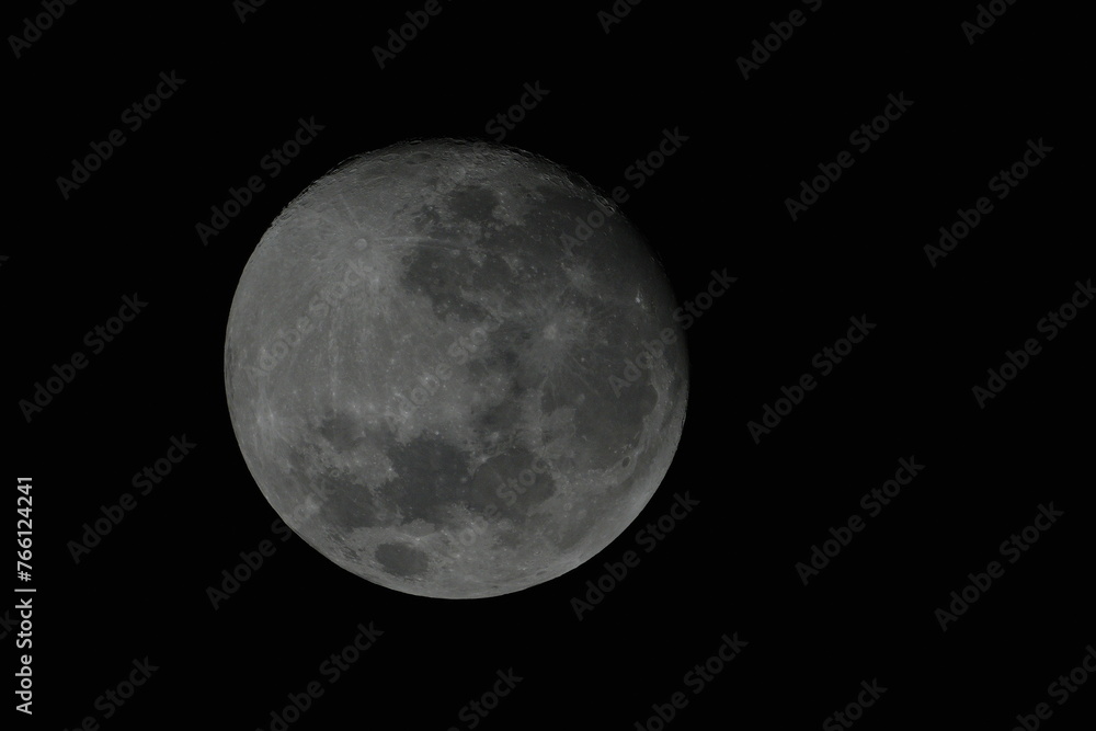 The Moon is Earth's only natural satellite and is the fifth-largest satellite in the solar system. |月亮 The Moon is Earth's only natural satellite and is the fifth-largest satellite in the solar system. |月亮