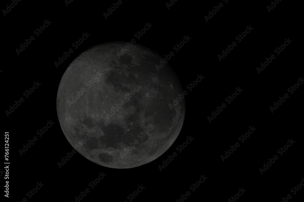 The Moon is Earth's only natural satellite and is the fifth-largest satellite in the solar system. |月亮 The Moon is Earth's only natural satellite and is the fifth-largest satellite in the solar system. |月亮