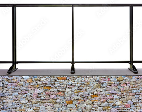 Rambarde vitrée sur mur de pierres 