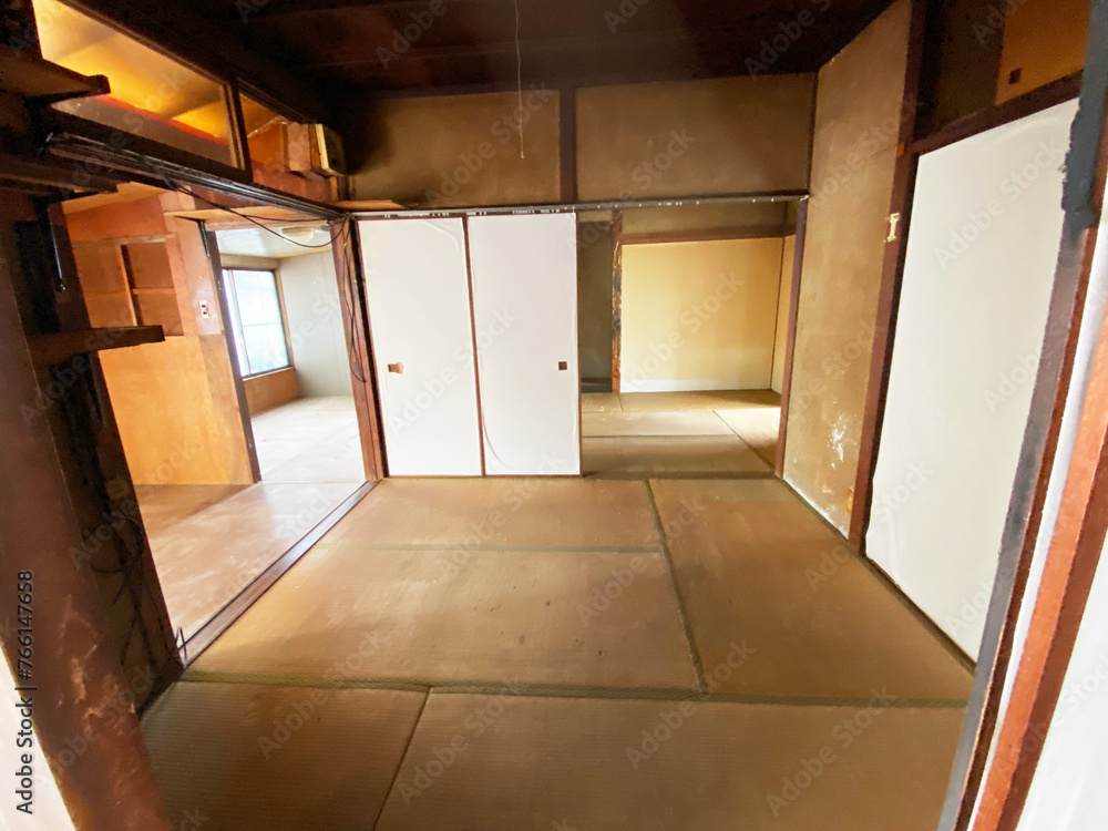 Fototapeta premium 取り壊される直前の昭和の日本家屋