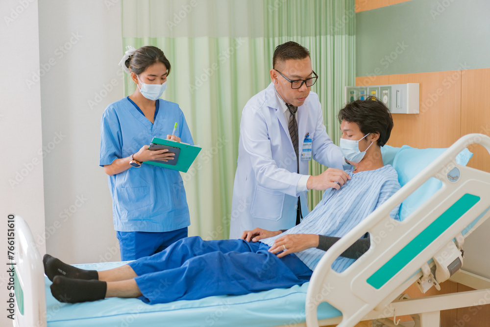 Obraz premium Doctor checking blood pressure to a patient. The doctor is inserting a device into the arm to measure blood pressure for a physical examination.
