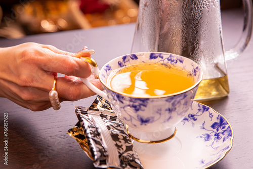 紅茶を飲む女性の手