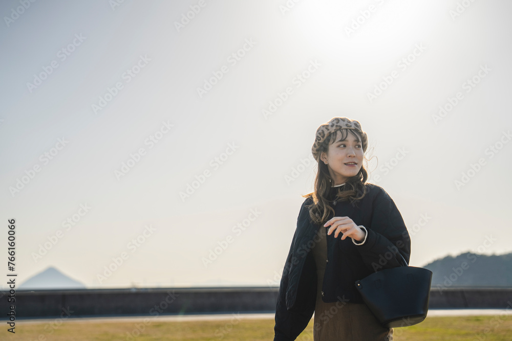 Fototapeta premium 海街を旅する女性