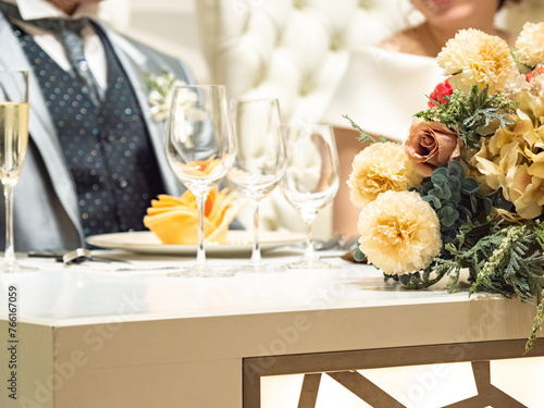 花でデコレーションされた結婚式のセンターテーブル