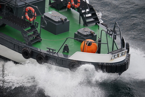 Lotsenboot nähert sich einem Schiff