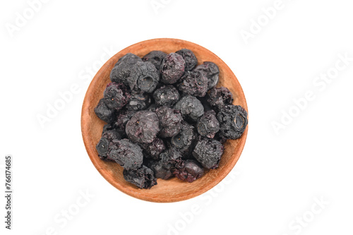 Suszony owoc czarnej jagody, borówka amerykańska na białym tle