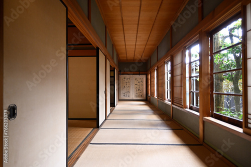 日本の古民家の畳敷きの縁側