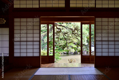 日本の古民家の居間から眺める庭