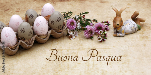 Biglietto d'auguri Buona Pasqua: uova di Pasqua, fiori e coniglietto pasquale con l'augurio di Buona Pasqua. photo