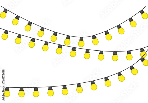 Bombillas colgadas de un cable en fondo blanco.