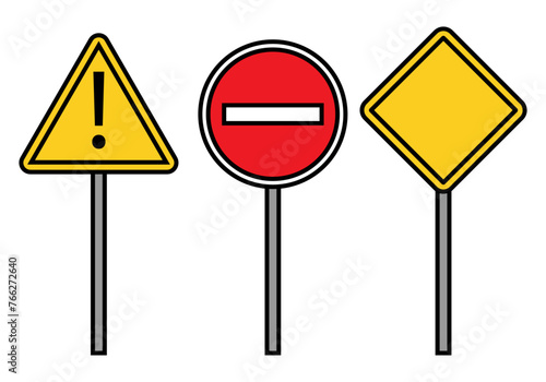 Tres señales de tráfico de prohibido y advertencia. 