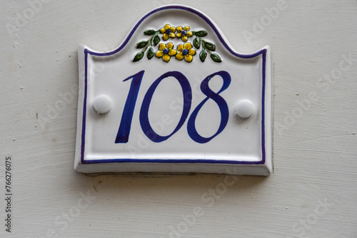 Keramikschild Hausnummer 108