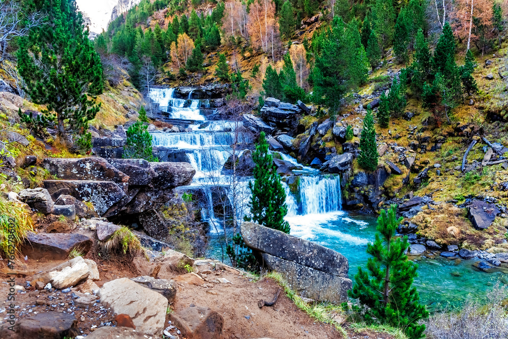 Fototapeta premium Gradas de Sosso en el rio Arazas