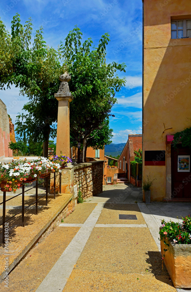 Obraz premium uliczka w prowansalskim miasteczku, Provencal town, ocher-painted houses 