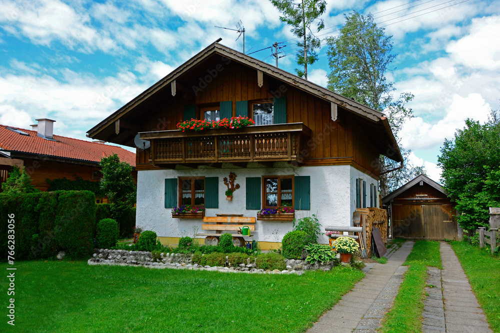 wiejski dom z ogrodem i trawnikiem, country house with garden and lawn

