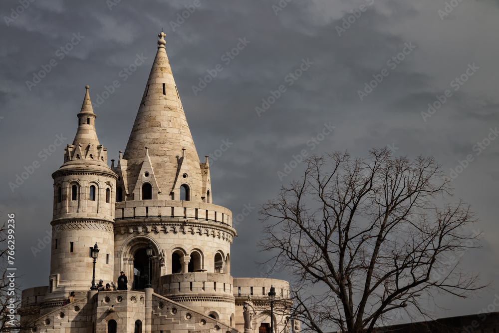 Fisherman's Bastion in Budapest (hungarian: Halszbstya), structure with seven towers representing the Magyar tribes, a Neo-Romanesque gem, offers panoramic views of the Danube and Budapest city