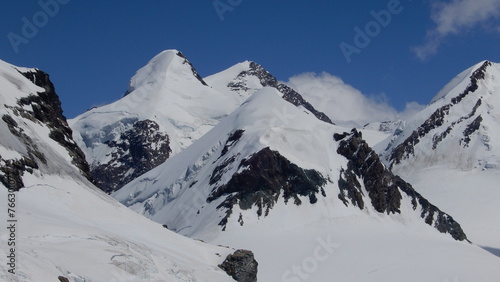 im Vordergrund der Pollux 4089m,, dahinter der Liskamm Westgipfel 4479m und Lisskamm Ostgipfel 4532m