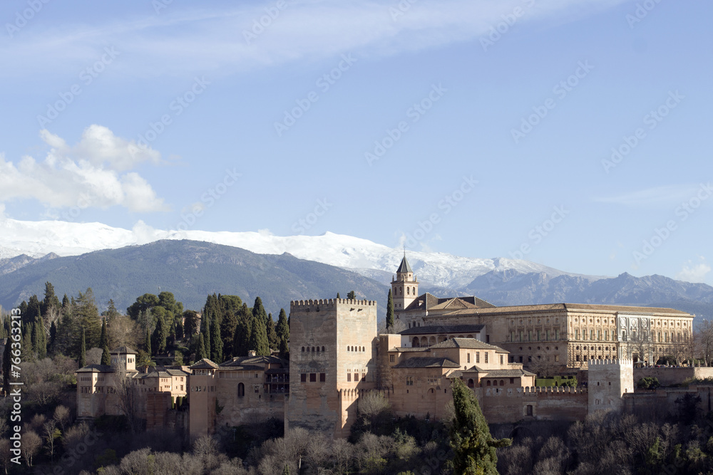Obraz premium Alhambra and Sierra Nevada Mountains in background, Granada, Spain