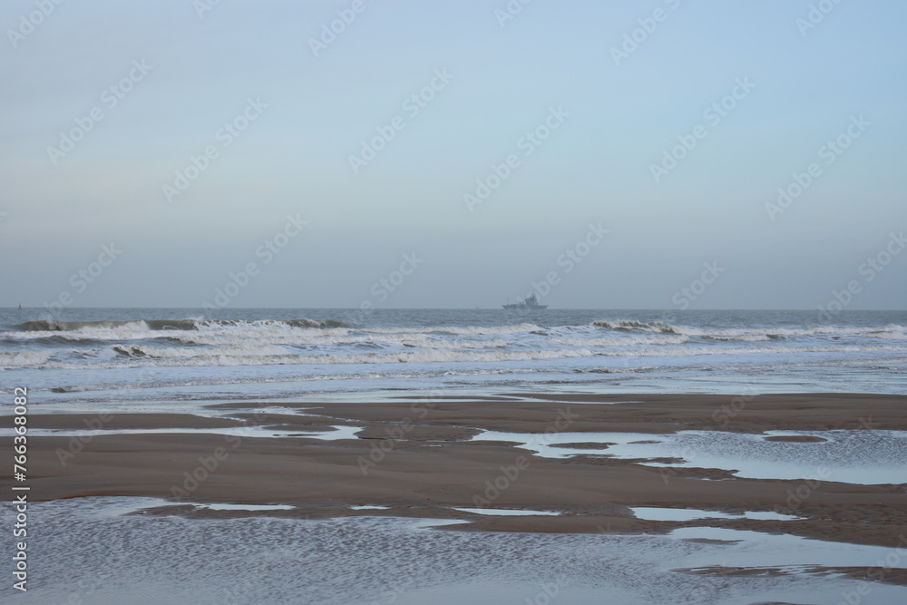 Fototapeta premium Belgium's coast in winter with sandstorms and sunshine