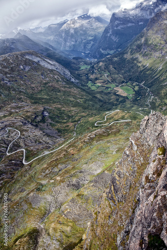 Aan het einde van de Geirangerfjord in Noorwegen slingert de weg met veel haarspeltbochten omhoog in de bergen met een prachtig uitzicht over de fjord