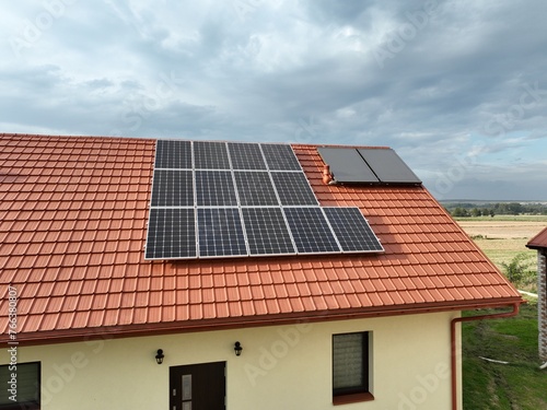 Fotowoltaika energia ze słońca we własnym domu, czyli darmowa energia na własny użytek, ekologiczna energia, zielona energia, czysta energia 