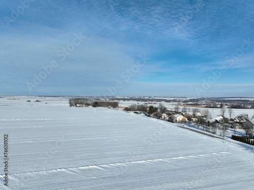 Fototapeta Naklejka Na Ścianę i Meble -  Zima z lotu ptaka, krajobraz zimowy na wsi, Śnieg mróz i słońce w zimie 