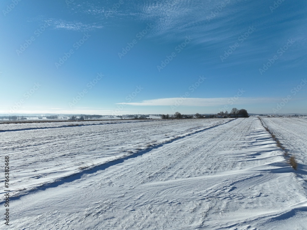 Zima na wsi, biała zima, mroźny słoneczny dzień zimowy, krajobraz wiejski zimą, biały śnieg, śnieg na polach,  - obrazy, fototapety, plakaty 