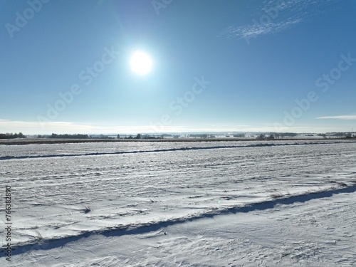 Zima na wsi, biała zima, mroźny słoneczny dzień zimowy, krajobraz wiejski zimą, biały śnieg, śnieg na polach, 