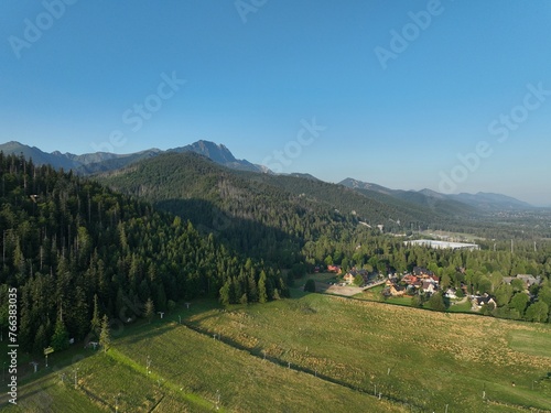 Krajobraz górski, góry oraz las, skały, niebo nad górami, widok na góry wysokie, kamienne skały