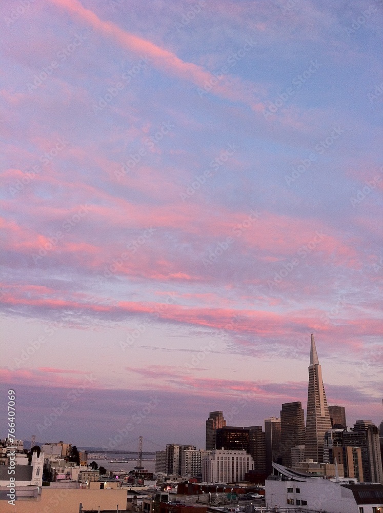 Naklejka premium sunset over the city