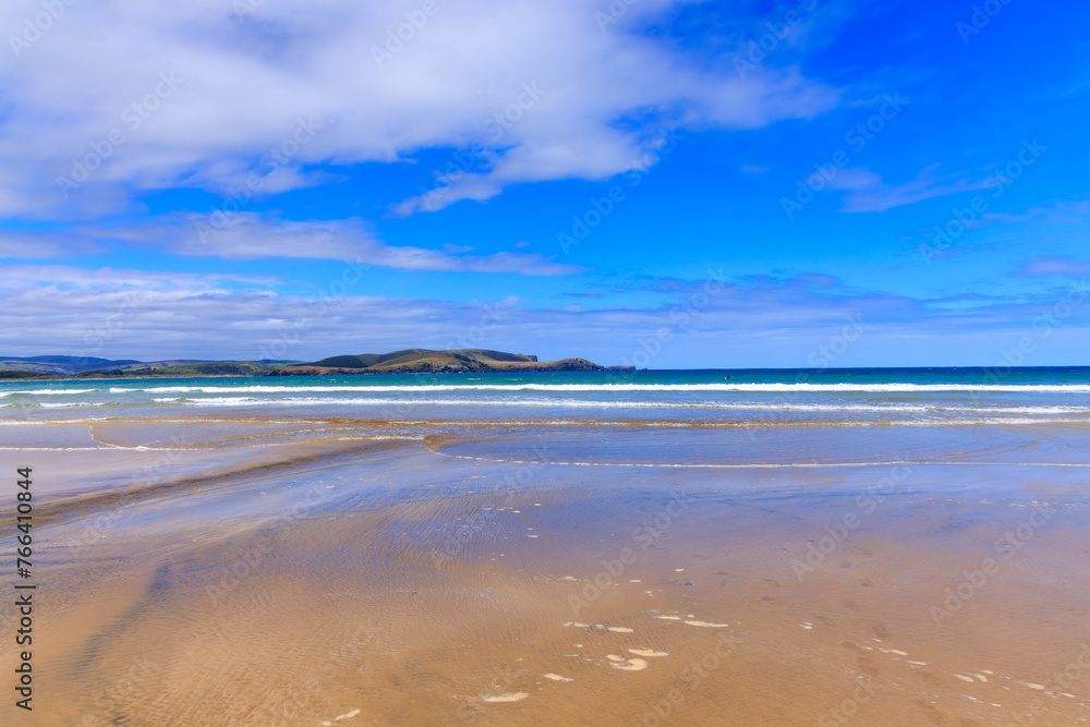 ニュージーランドのオタゴの青い海と青い空が美しいビーチ