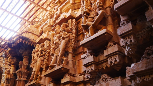 Visite d'un beau grand temple indien et hindou, avec des dessins et mosaiques sur de la pierre dorée, éclairage jeu de lumière de Soleil, contemplation artistique religieuse, de croyance, façade, 