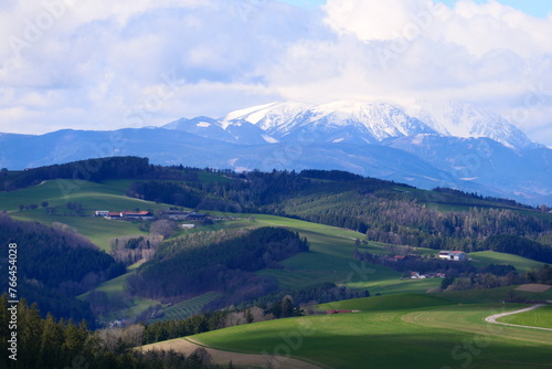 Blick über die Bucklige Welt auf den Schneeberg